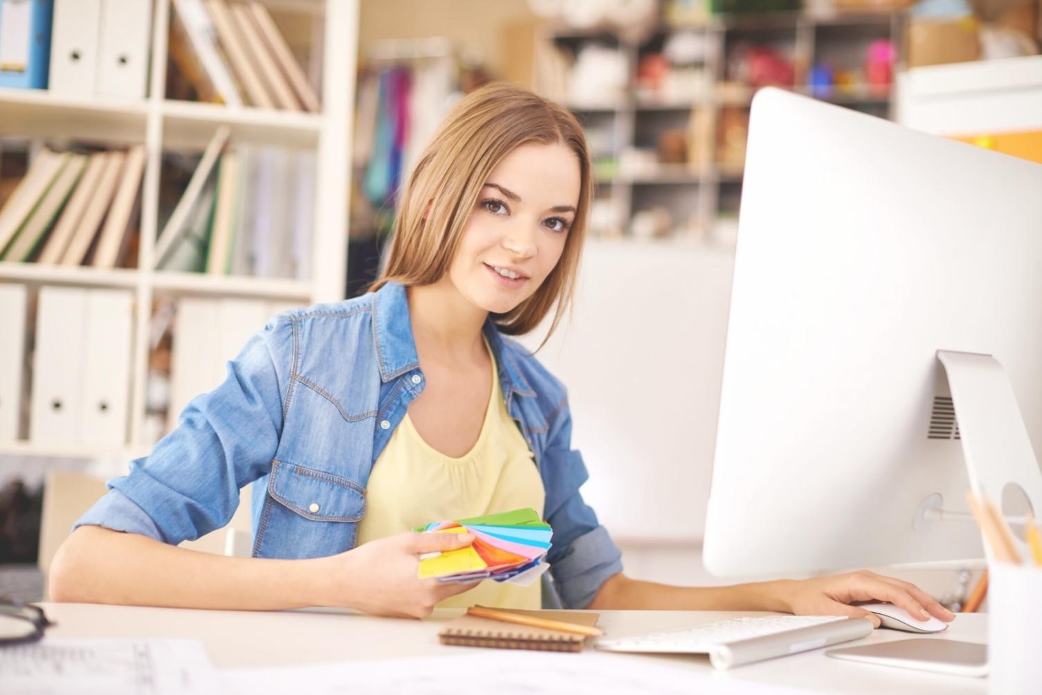 Zwei Personen bei einem vertraulichen Beratungsgespräch über finanzielle Planung