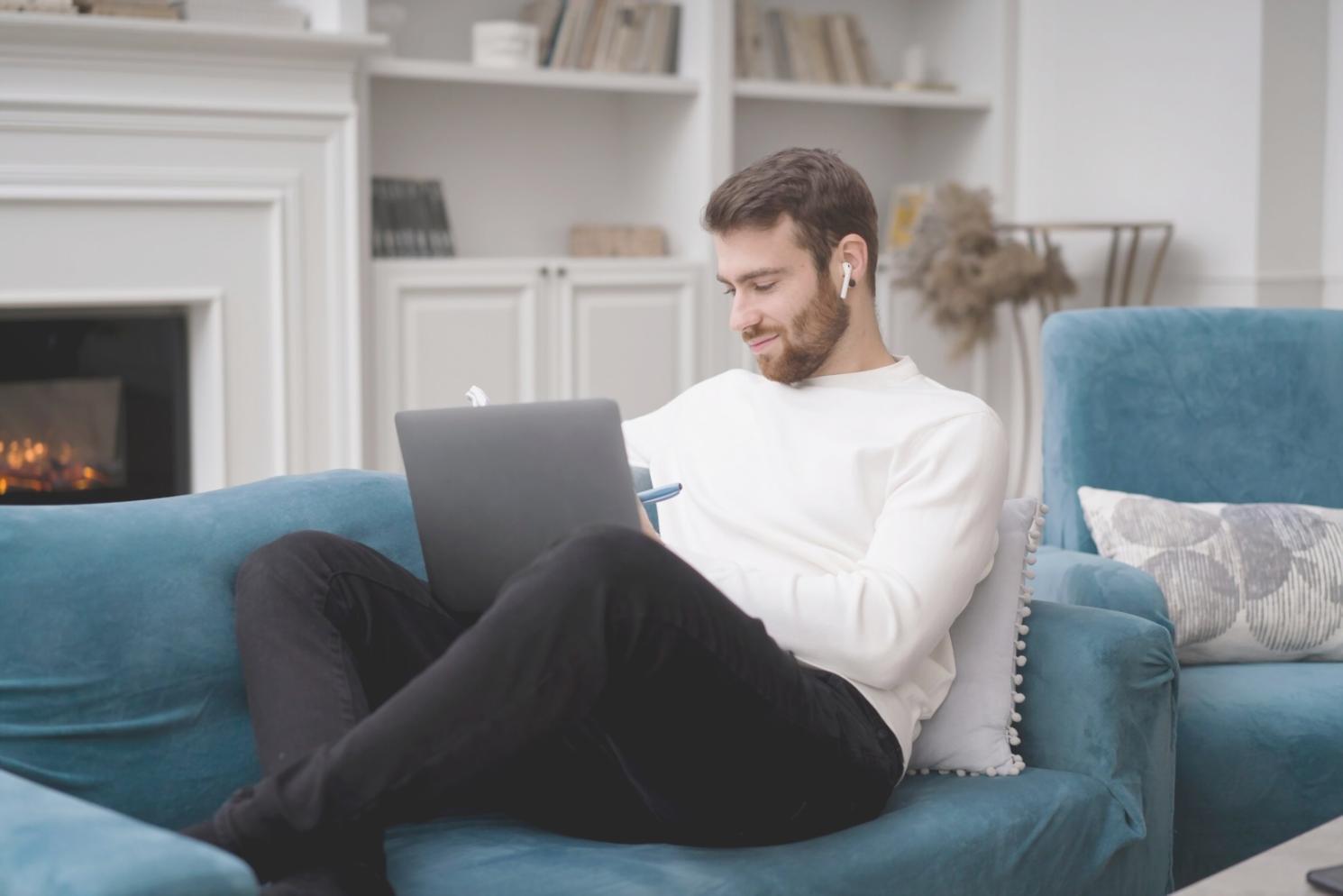 Person betrachtet nachdenklich finanzielle Unterlagen am Schreibtisch