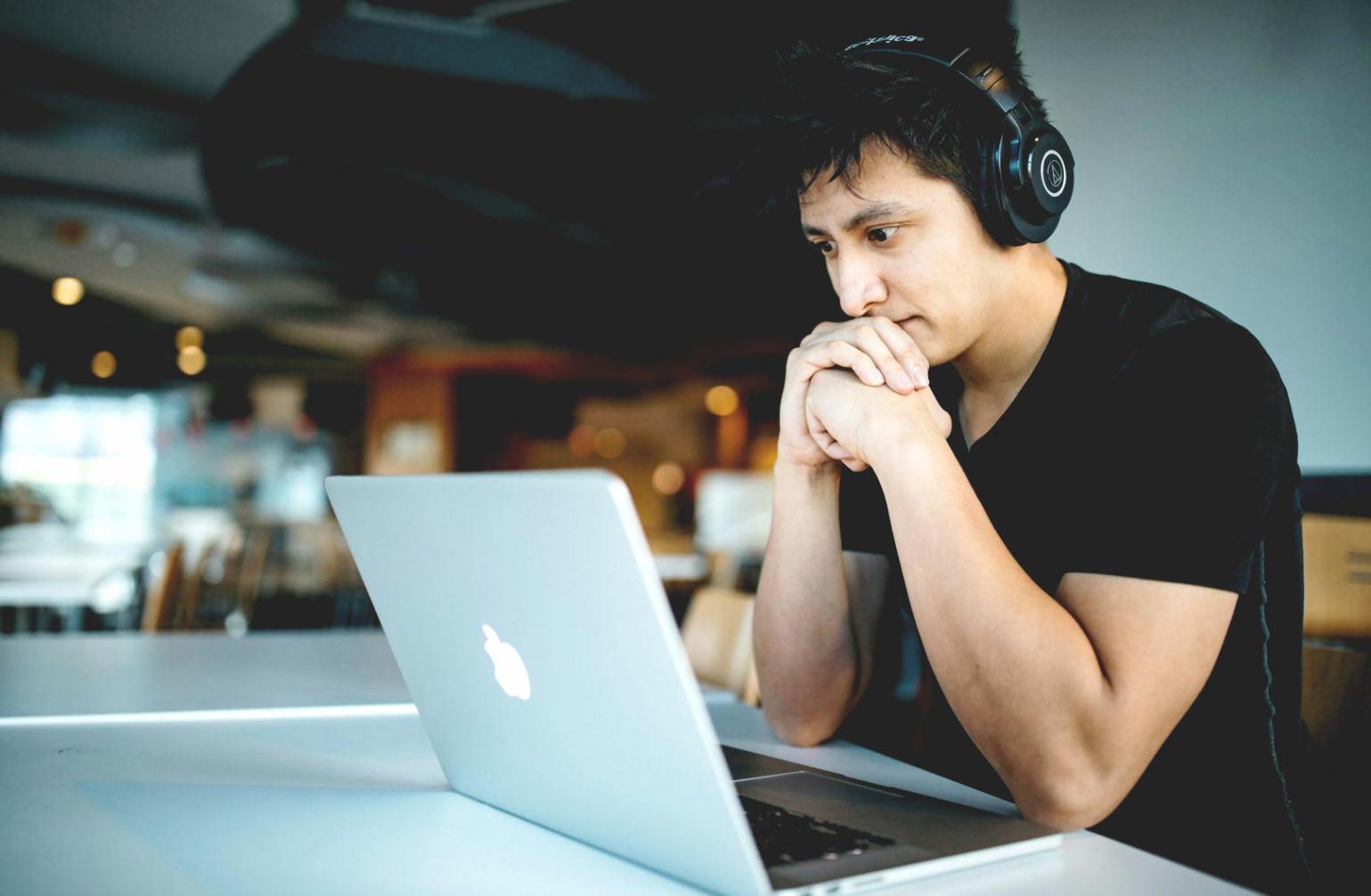 Nahaufnahme von Händen beim Sortieren wichtiger Dokumente